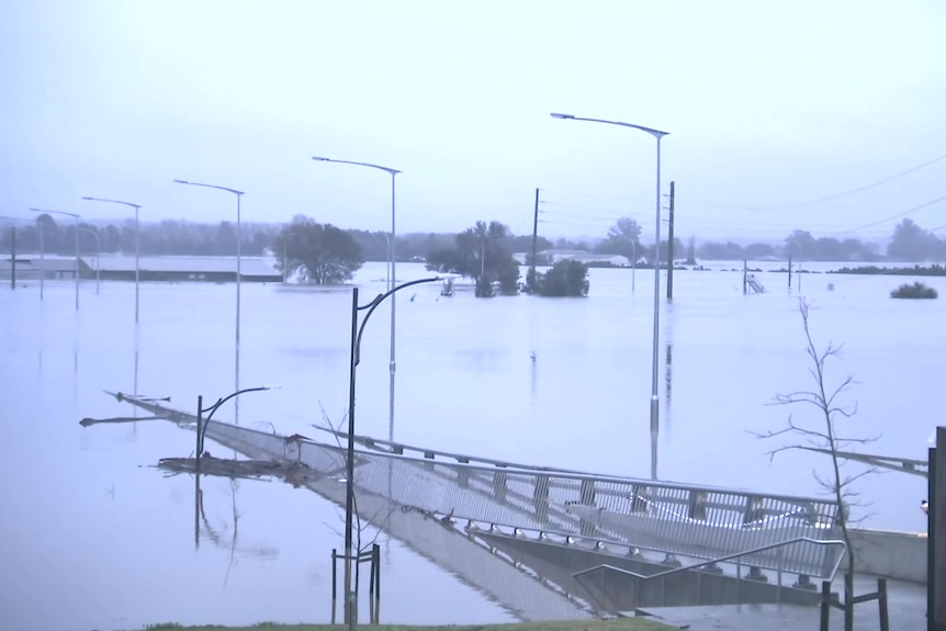 一座公路桥淹没在洪水里