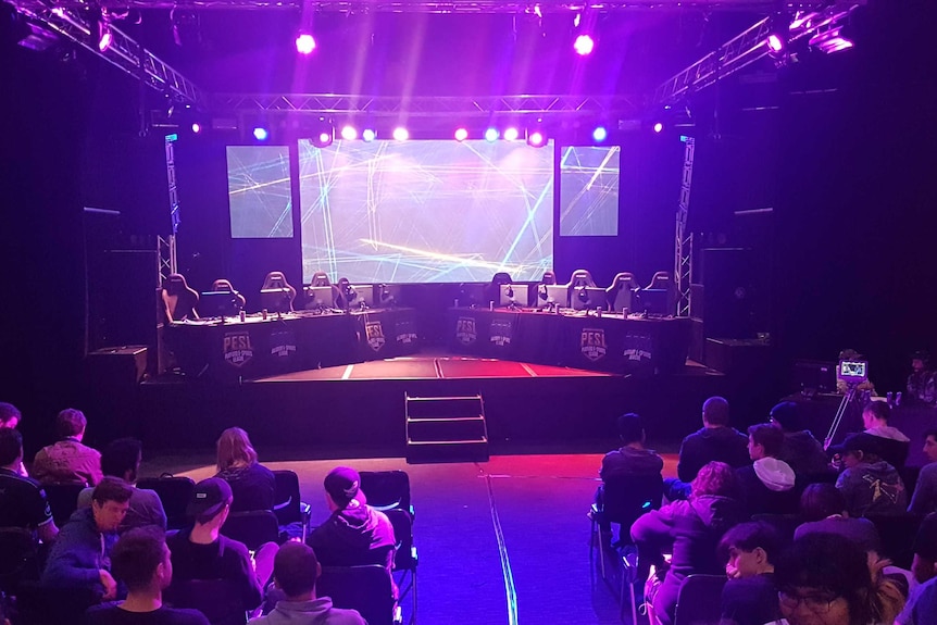 A crowd of students waits for the start of an eSports tournament.