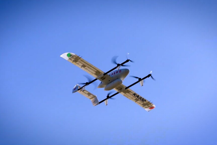 Un dron de reparto en el cielo.