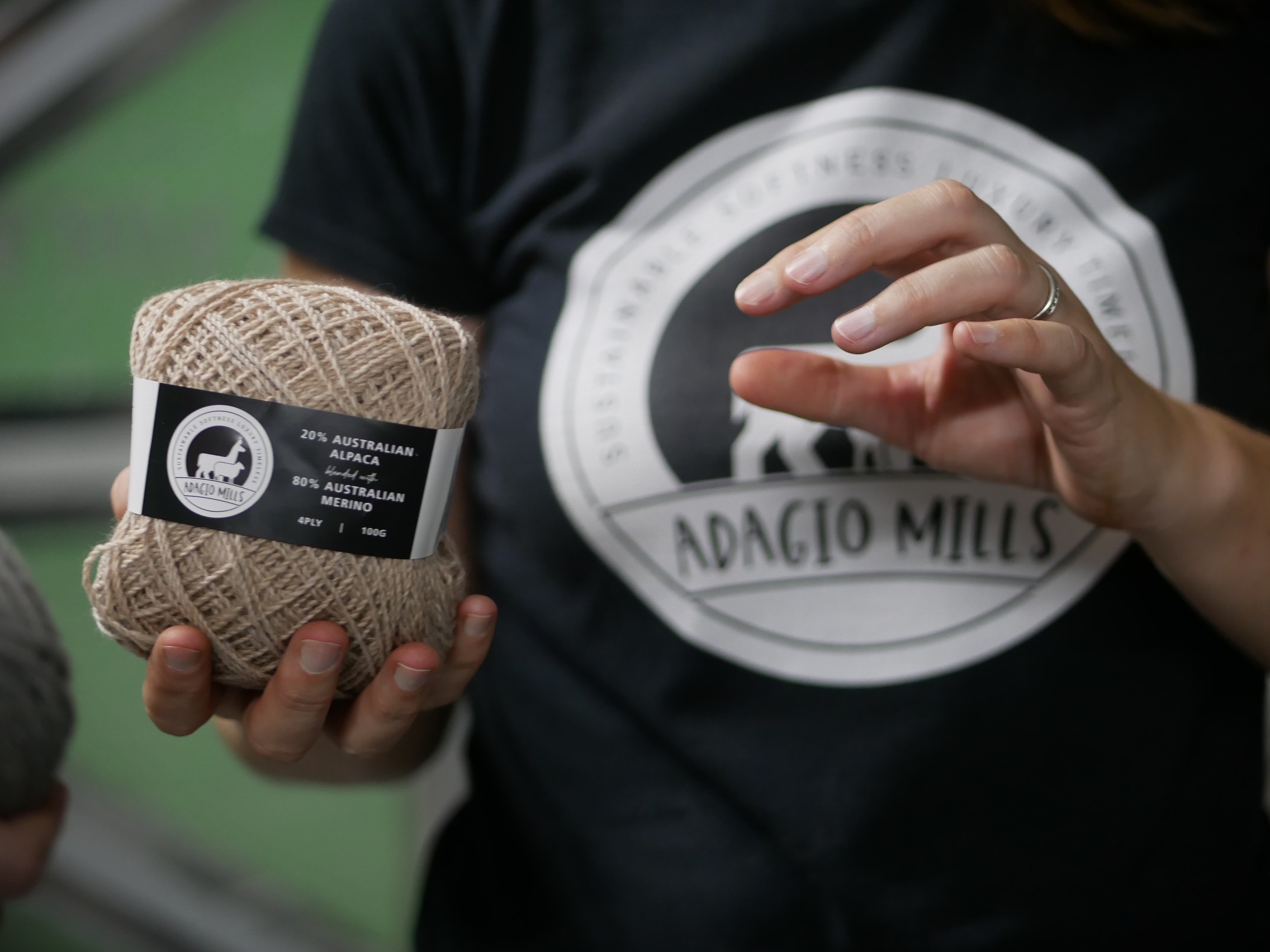 Persona sosteniendo un ovillo de lana 