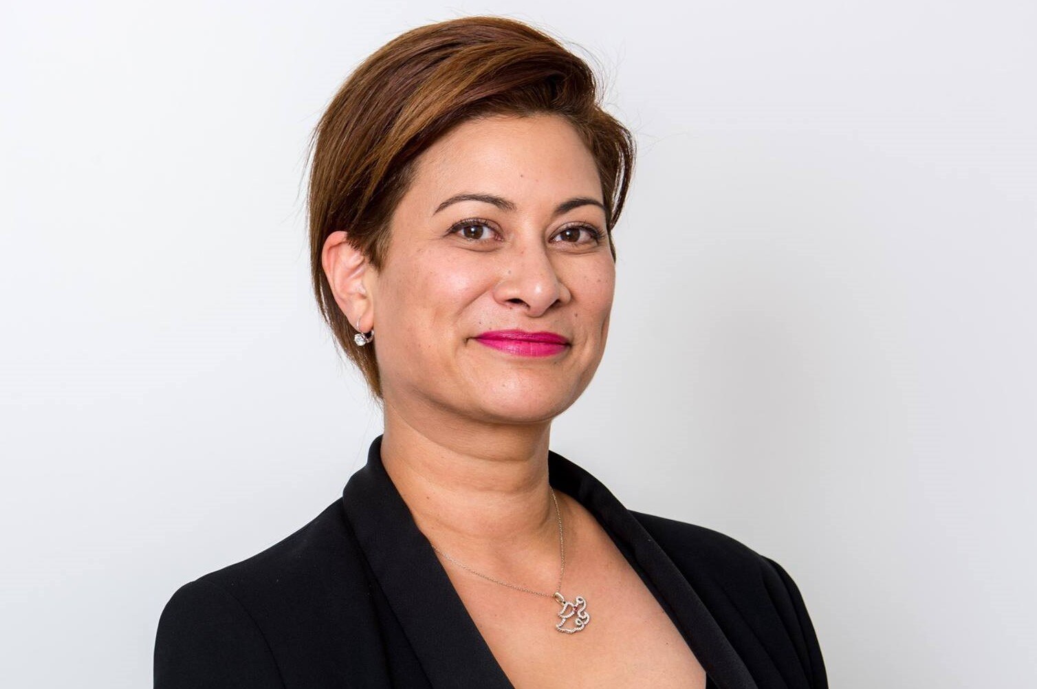 Mary Massina sonríe a la cámara.