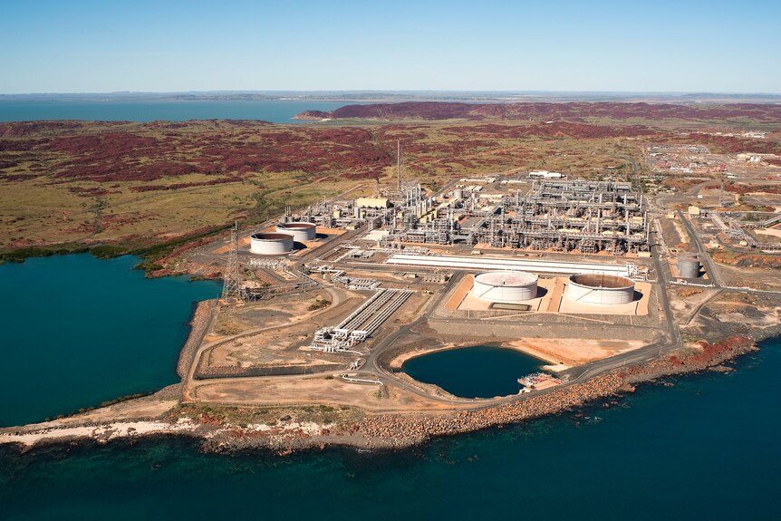 Toma aérea de una gran planta de gas en las rocas rojas del Burrup en Pilbara