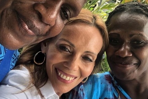 Karla Grant with two Vanuatu women in Alice Springs.