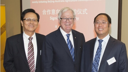 Huang Xiangmo and Andrew Robb in September 2014
