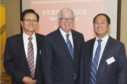 Huang Xiangmo and Andrew Robb in September 2014