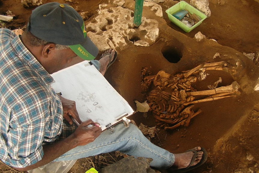 Fidel Yoringmal drawing a Teouma skeleton