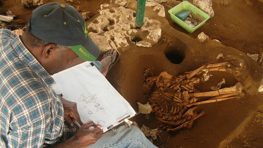 Fidel Yoringmal drawing a Teouma skeleton