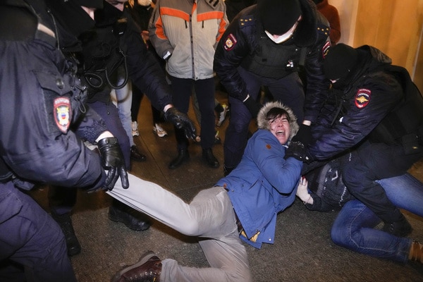 俄罗斯多座城市的年轻人举行反战示威抗议活动。