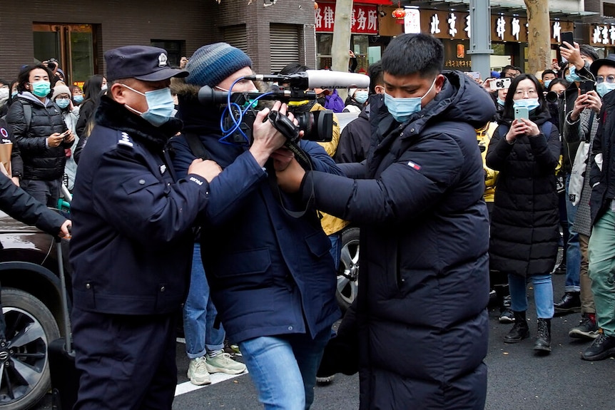 至少两名外国记者被警方带走。