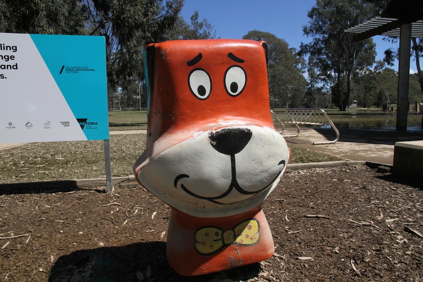 A picture of the Yogi statue in Wangaratta on a sunny day.