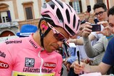 Contador signs autographs before 11th Giro stage