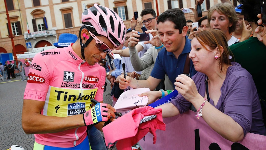 Contador signs autographs before 11th Giro stage