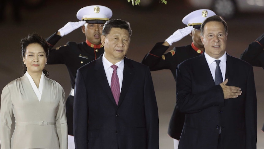 Xi Jinping and first lady Peng Liyuan are received by Panama's President Juan Carlos Varela at Tocumen international airport.