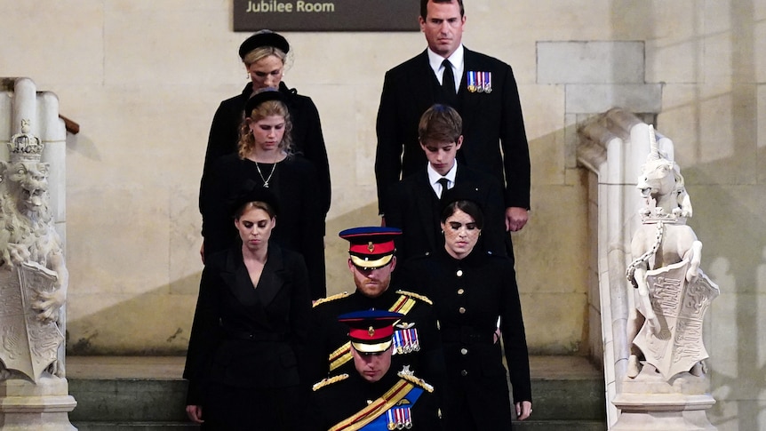 Le prince William et le prince Harry veillent devant la reine Elizabeth à Westminster Hall avec d’autres enfants royaux