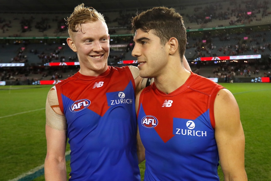 Deux joueurs de Melbourne Demons AFL se félicitent en 2018.
