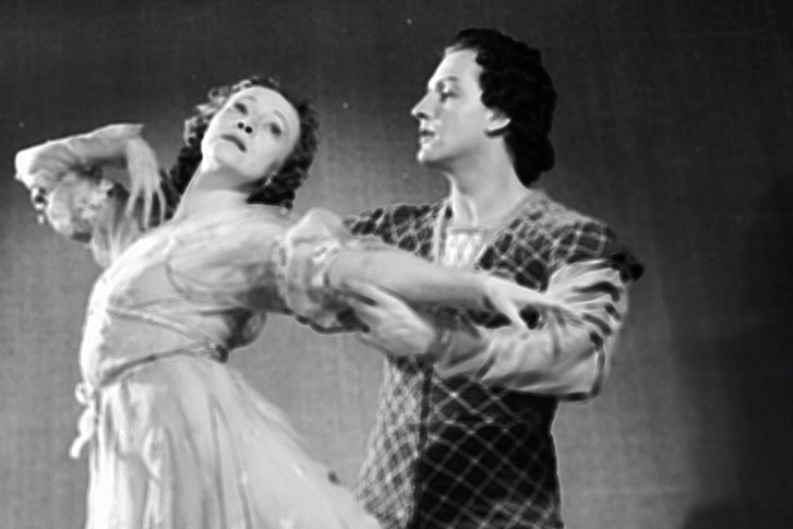 A black and white photo of Russian ballerina Galina Ulanova and Yury Zhdanov in 'Romeo And Juliet'.