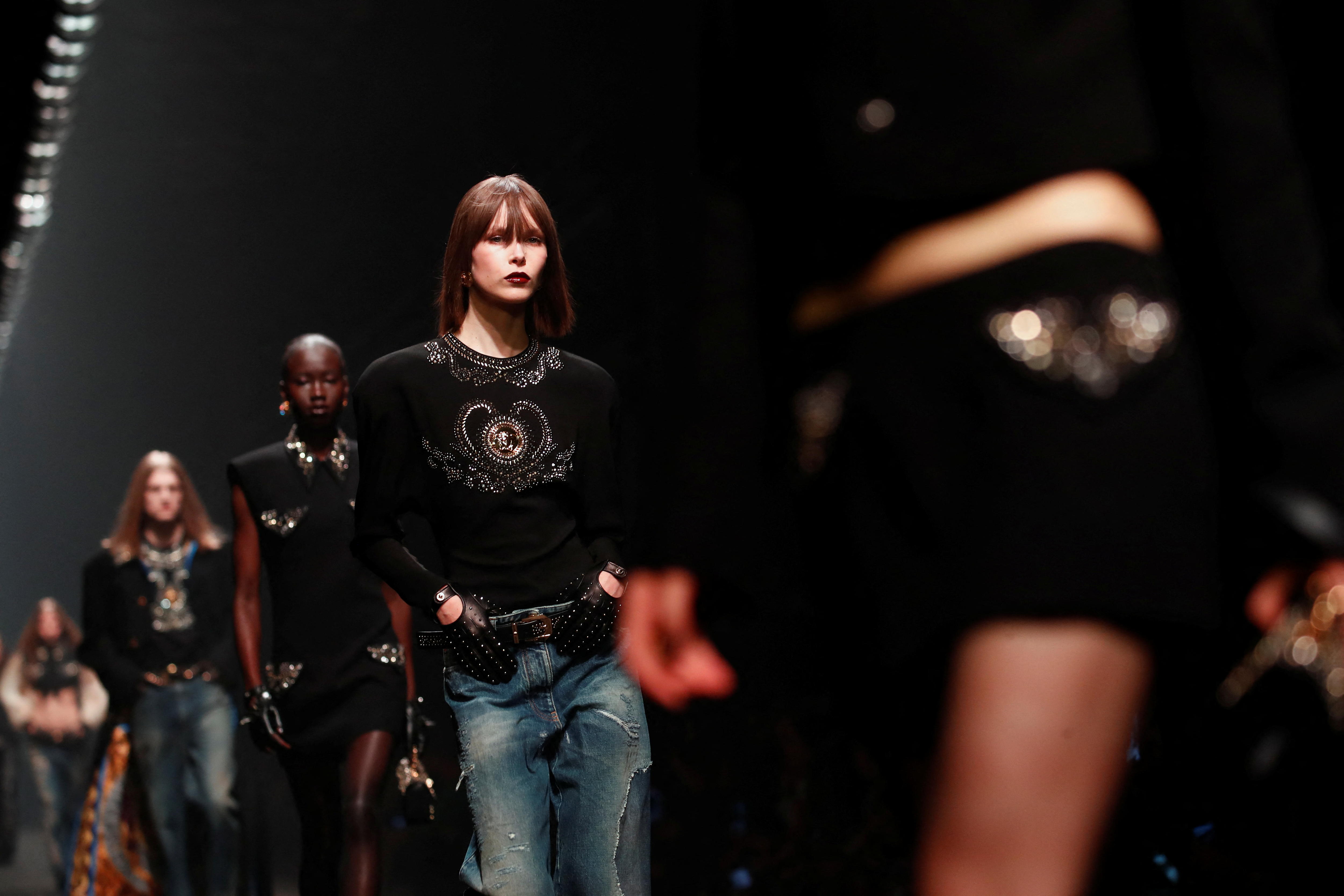 Las mujeres desfilan por la pasarela vestidas de negro