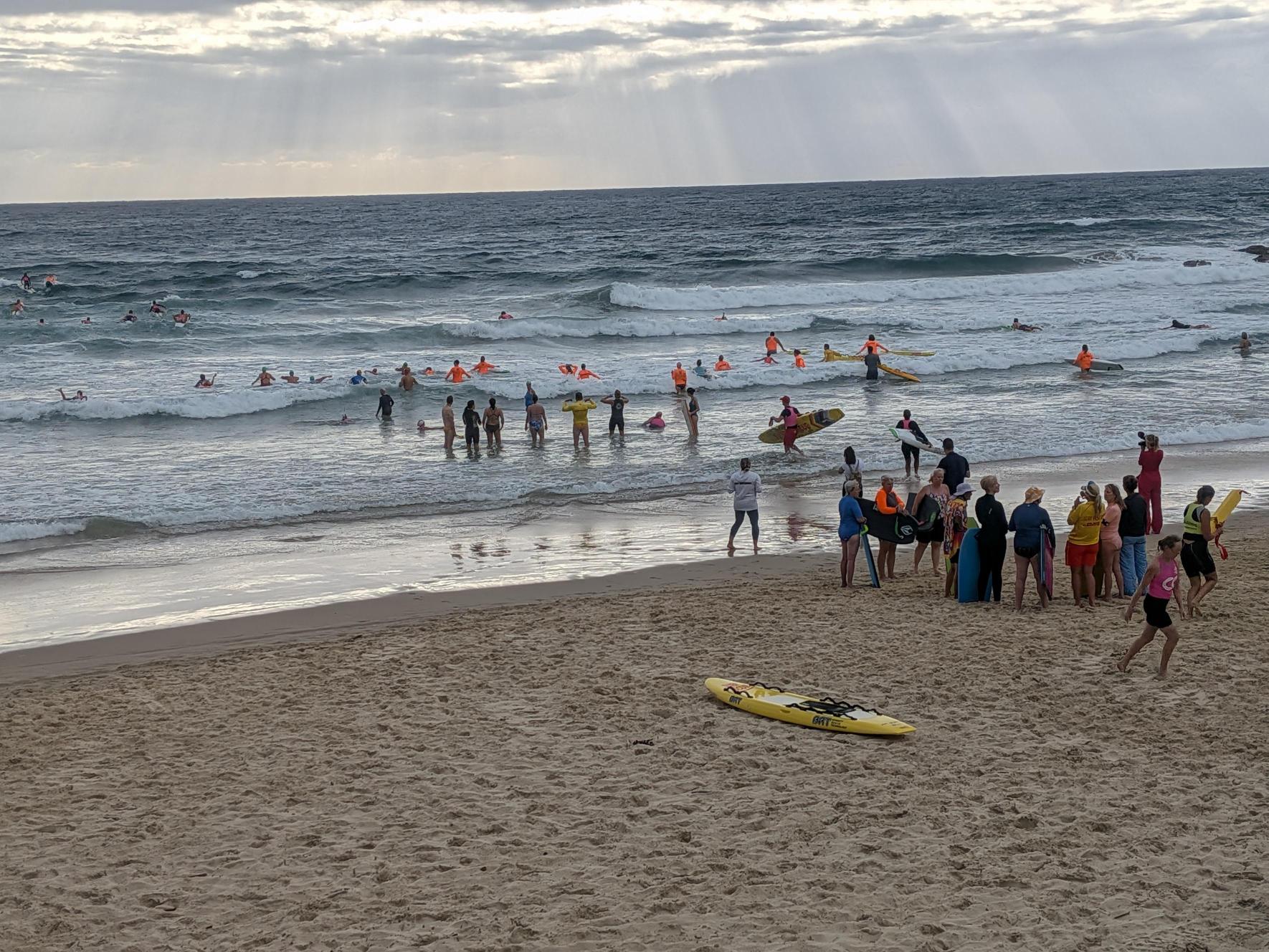 Dezenas na água e na praia