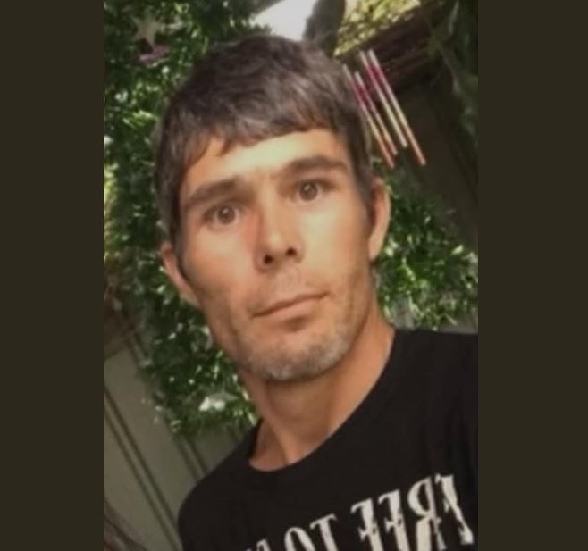 Hombre con camisa negra.