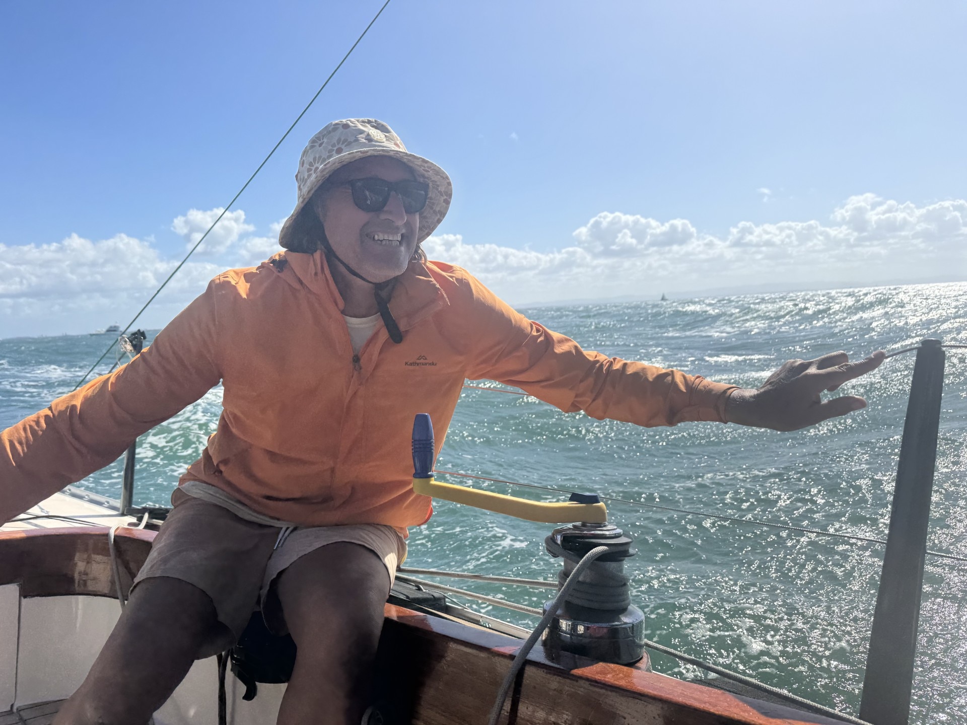 Un hombre en un barco en el mar.