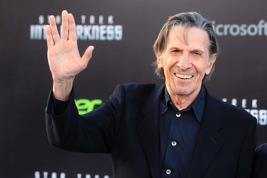 Leonard Nimoy gives Vulcan salute at Star Trek Into Darkness premiere