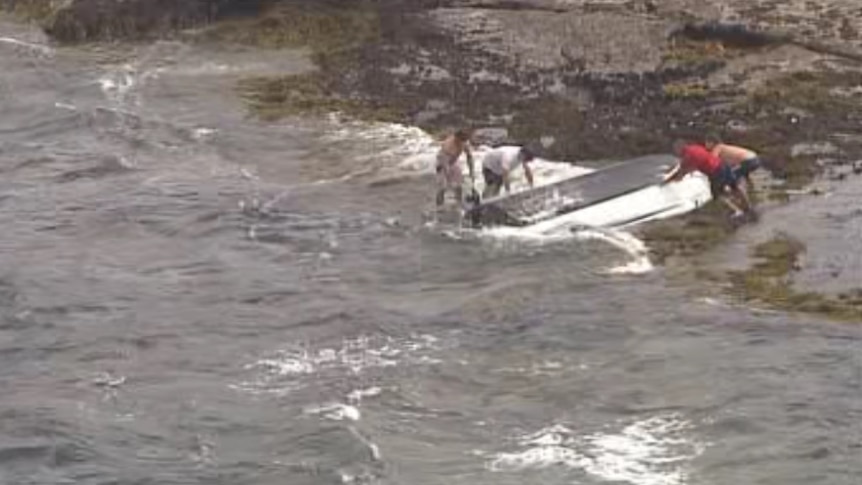 A man died and two people were hospitalised after a boat capsized in Cronulla.