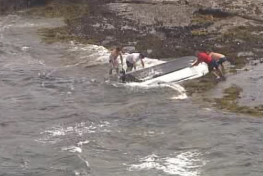A man died and two people were hospitalised after a boat capsized in Cronulla.