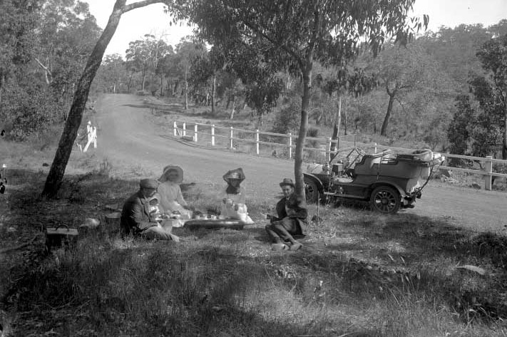 A motoring party on the Kalamunda Road, 1914.