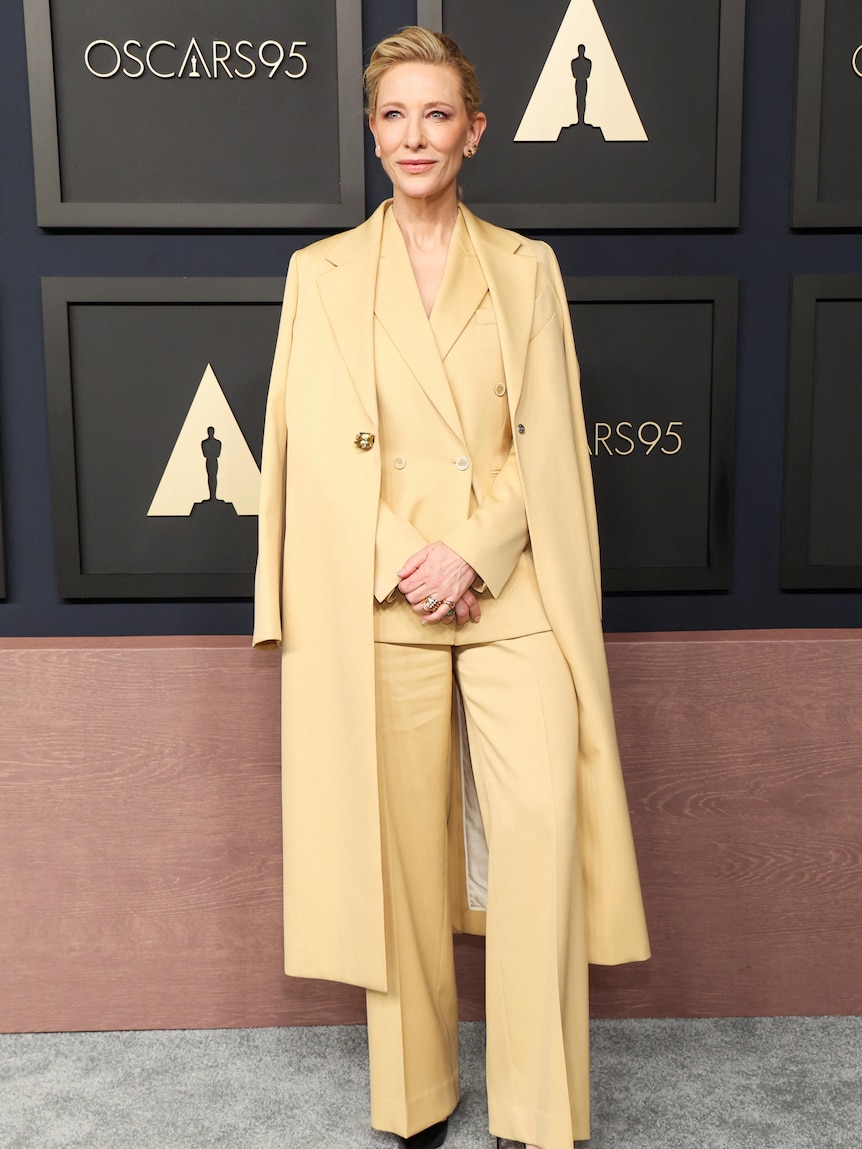 Cate Blanchett in a yellow beige suit. 