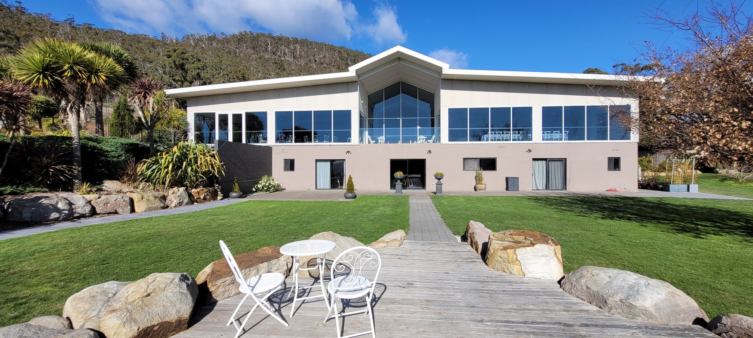 um prédio de dois andares visto de seus jardins