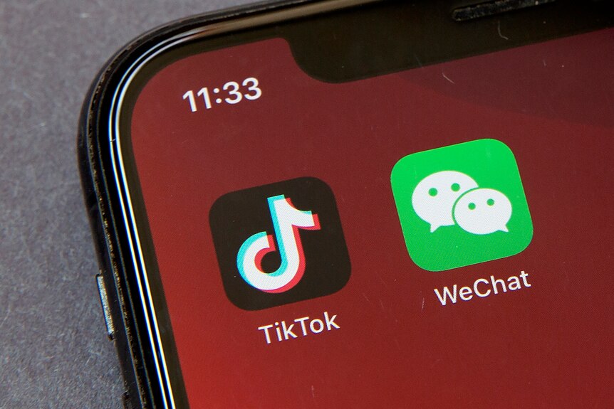 手机屏幕上的 Tiktok 和微信应用程序的图像。