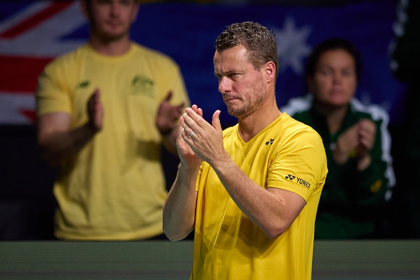 Lleyton hewitt aplaude