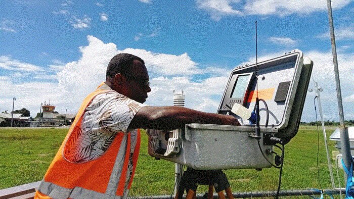 UNSW PhD candidate Jimmy Hilly hem monitarem air quality long Honiara
