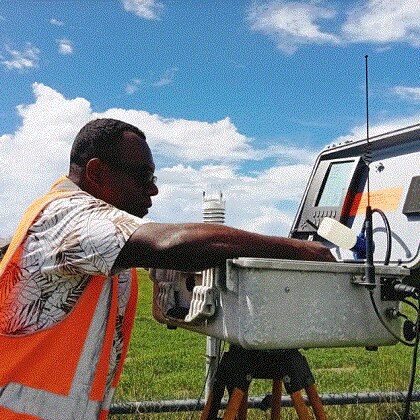 UNSW PhD candidate Jimmy Hilly hem monitarem air quality long Honiara