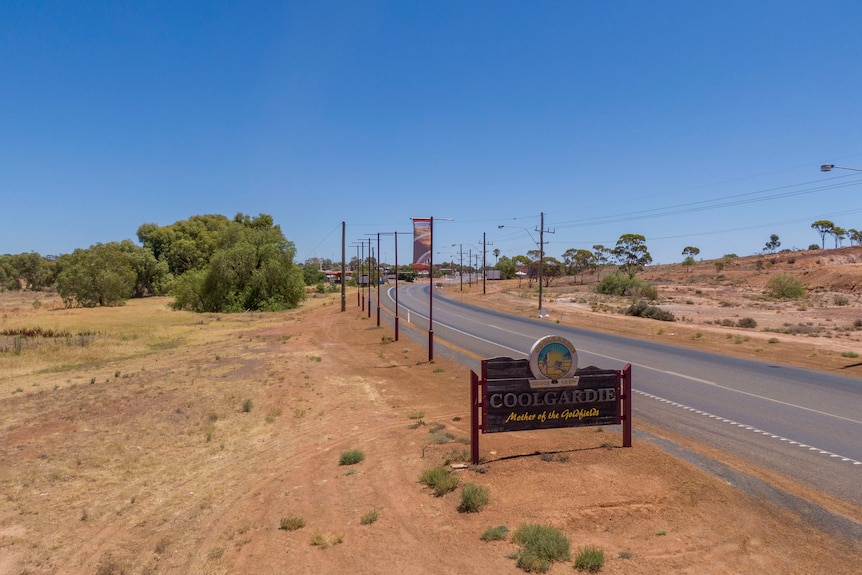 An entry statement at the entrance to a mining town which tells motorists about the Coolgardie gold rush.  