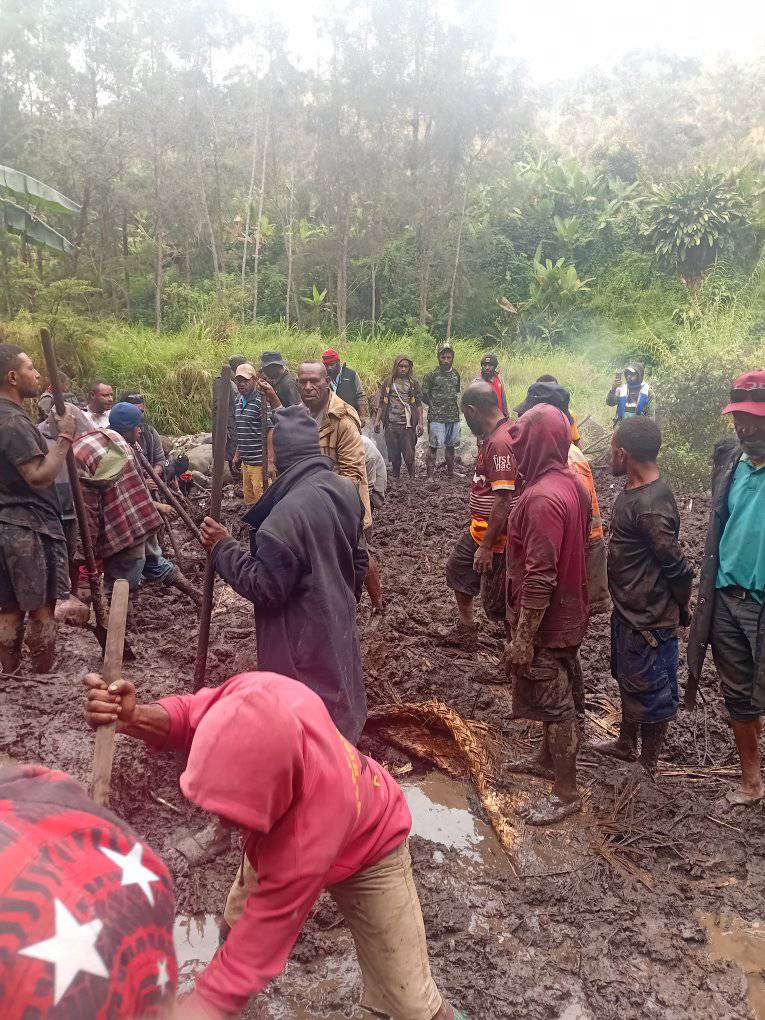Tribal fighting prevents the burial of landslide victims in PNG Tribal fighting prevents the burial of landslide victims in PNG