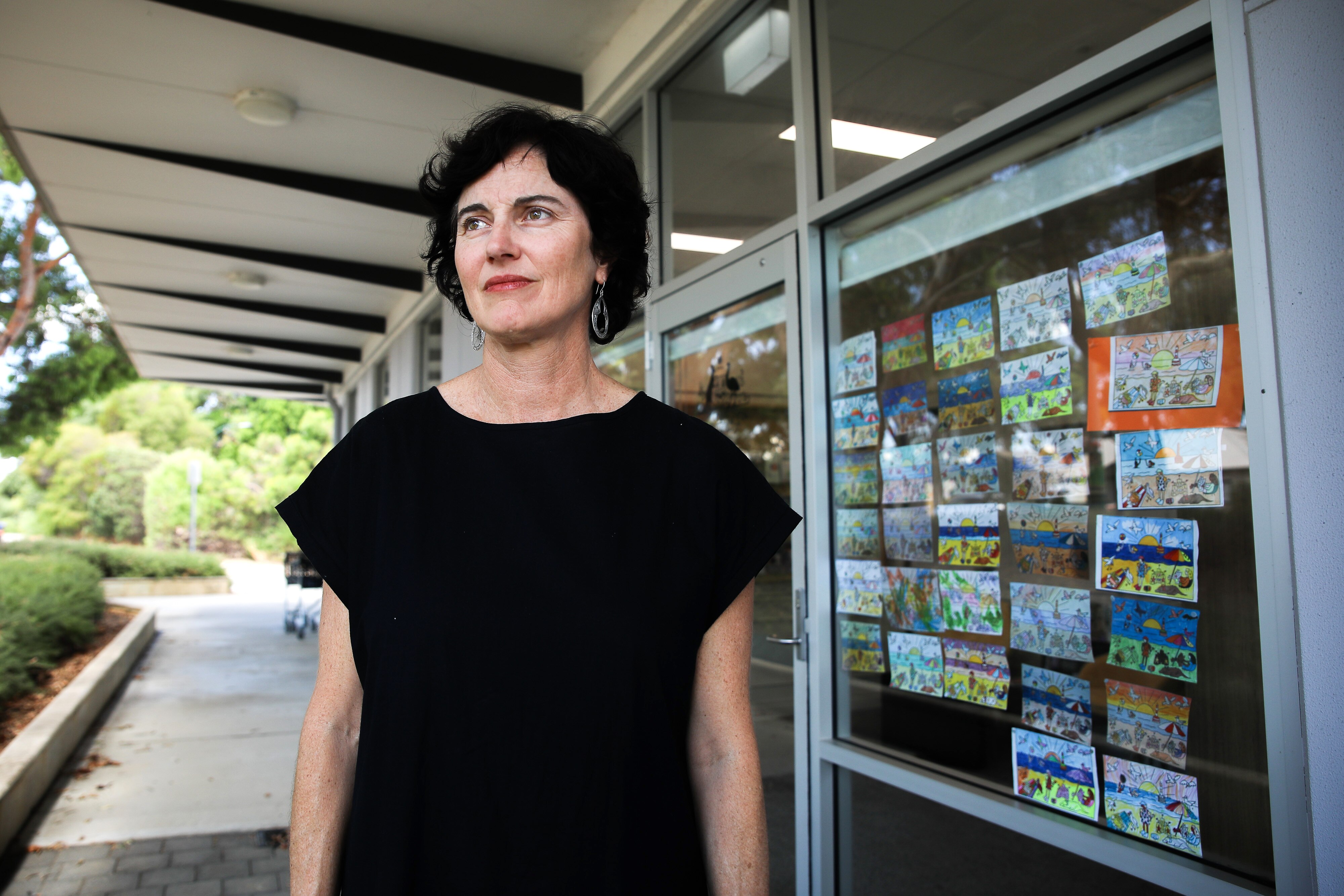 Kate Chaney luce pensativa en medio de la toma