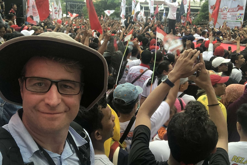 Selfie of Lipson with Widodo and large crowd in background.
