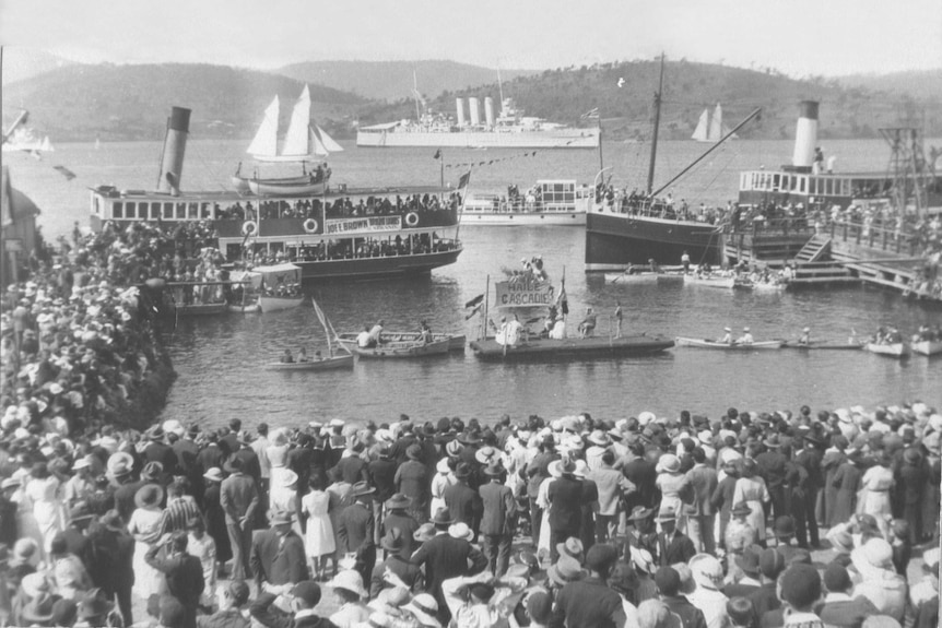Picture of boats and crowds of people
