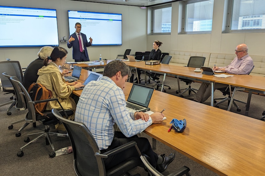 Journalists at work while RBA assistant governor Brad Jones delivers a background briefing.