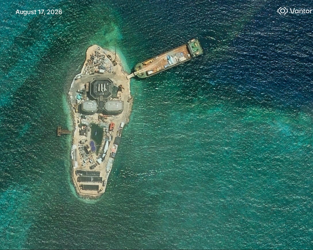 最新卫星图像显示，中国似乎正在鸭公岛建设其最大的南中国海军事基地。