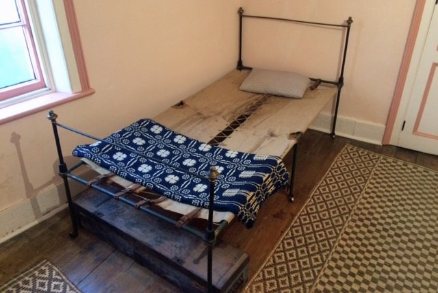 Georgian style bed in the Private Secretary's Cottage