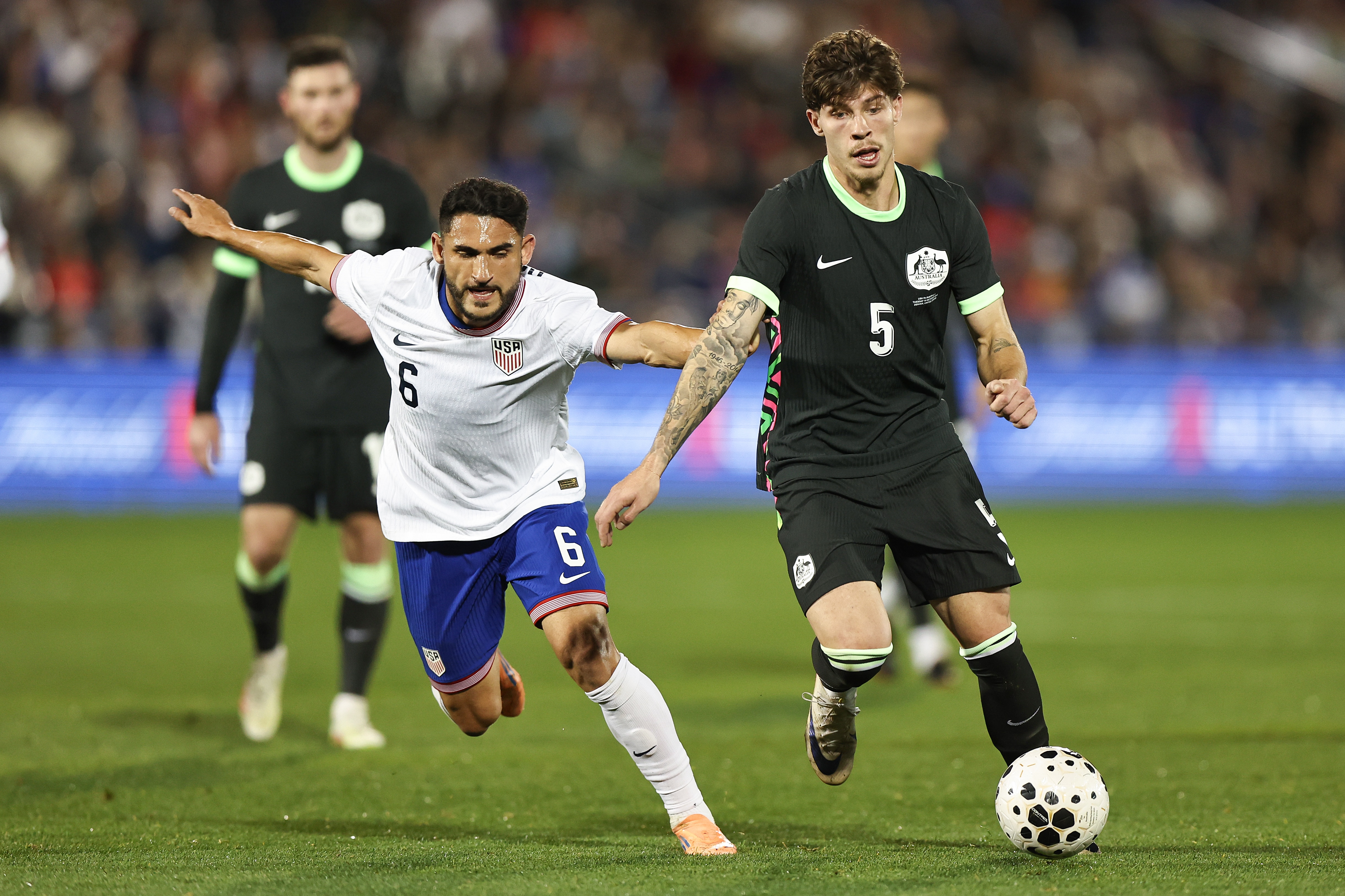 Jordan Bos, da Austrália, compete com Cristian Roldan, dos Estados Unidos