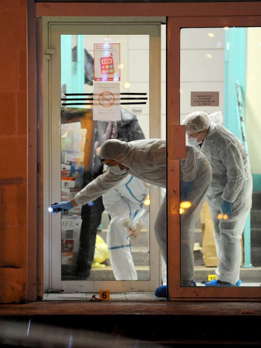 Forensic police collect evidence outside the police station of Joue les-Tours on December 20, 2014 where French police shot dead a man who attacked them with a knife.