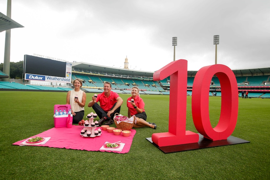 Glenn McGrath (C) a cancer nurse (R) and former patient (L) celebrate 10 years of the Pink Test.