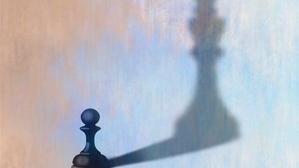 Chess piece 'pawn' throwing the shadow of a 'king'