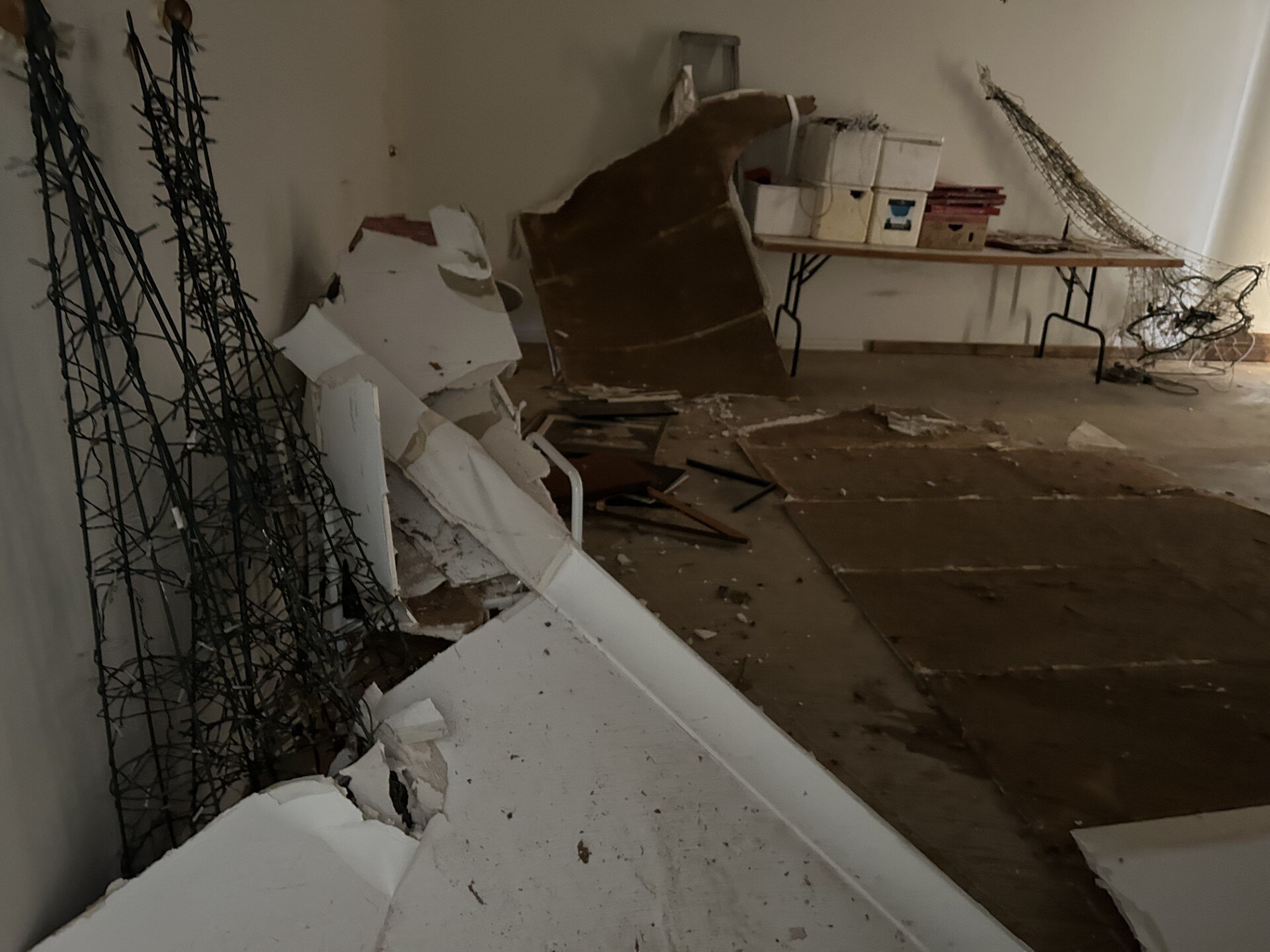 Detritos se espalharam pelo chão e partes do telhado desabaram.