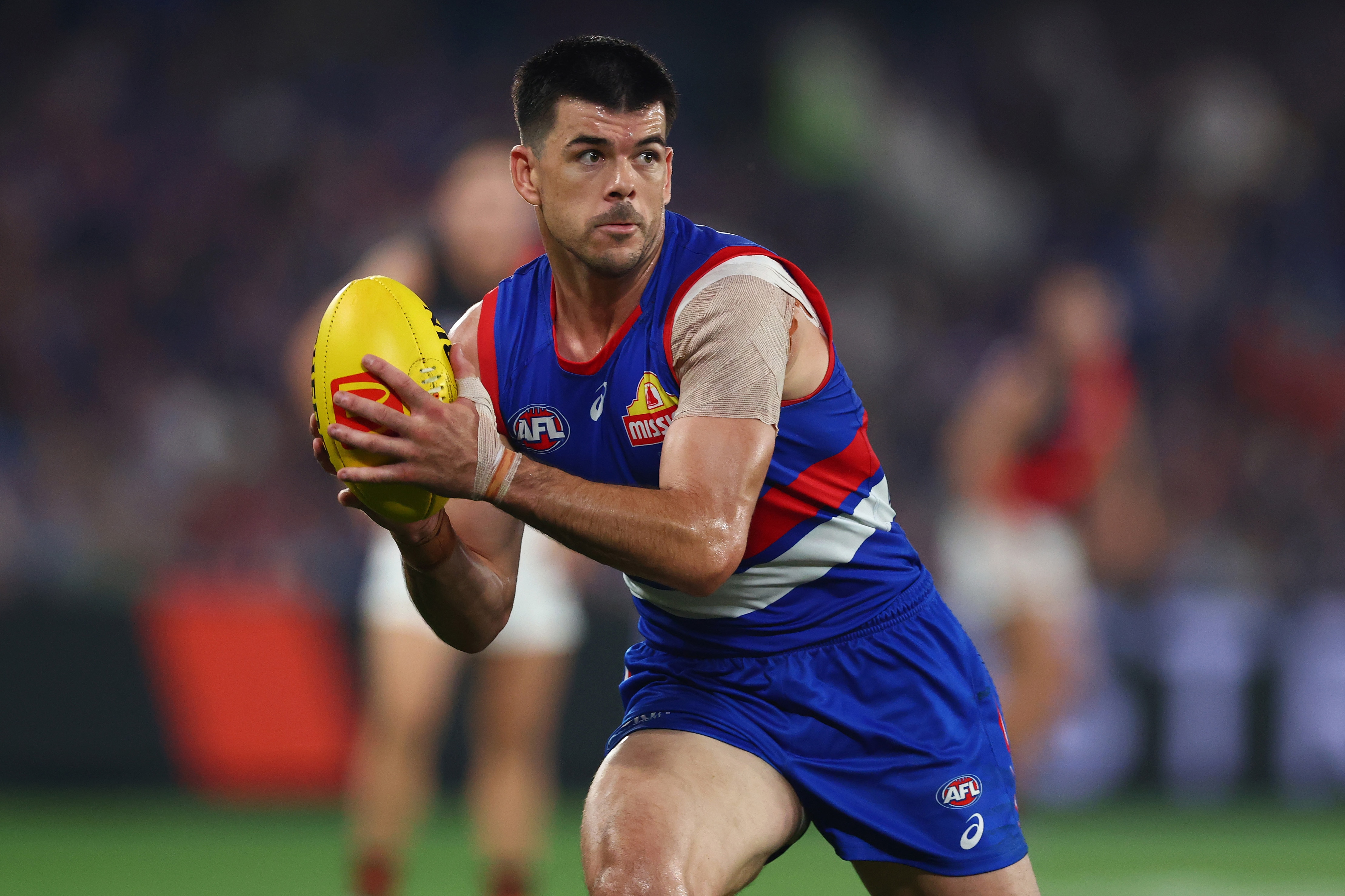 Matthew Kennedy prepares to handpass