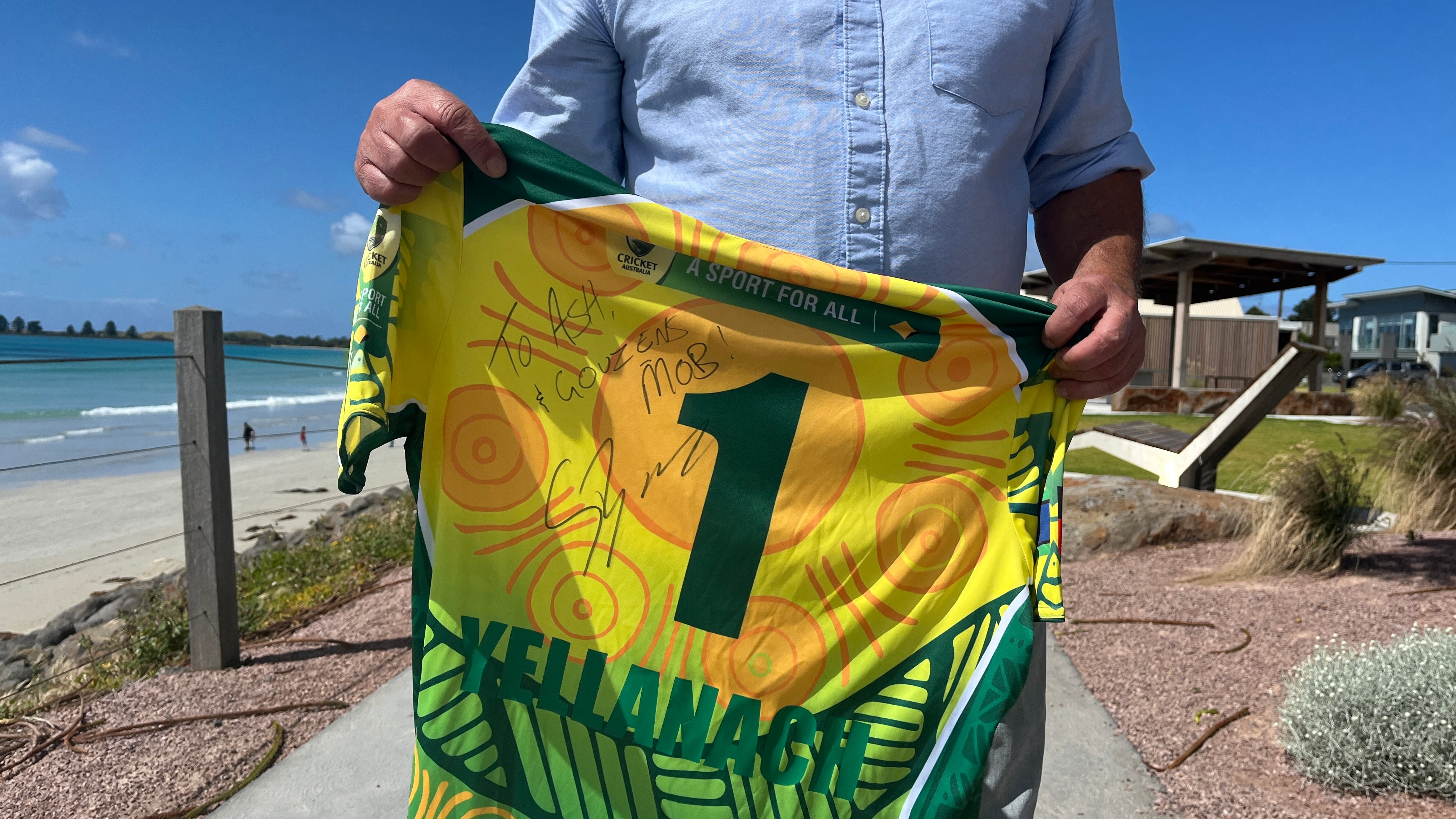 Uma camisa autografada por Scott Boland é mostrada na frente da câmera.
