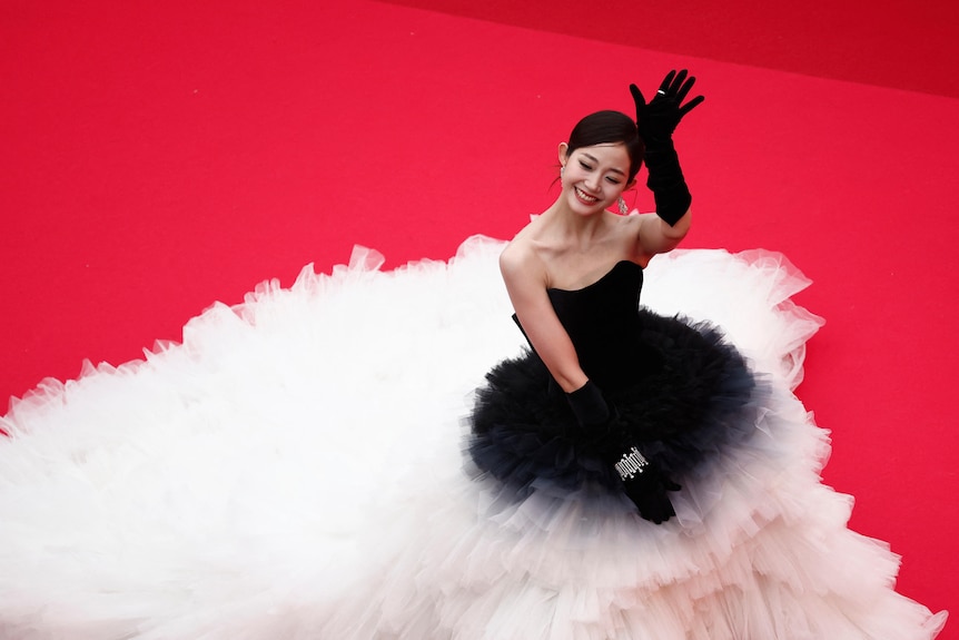  Qian Hui wearing a strapless black bodice and a big fluffy tulle skirt with the black fading into white